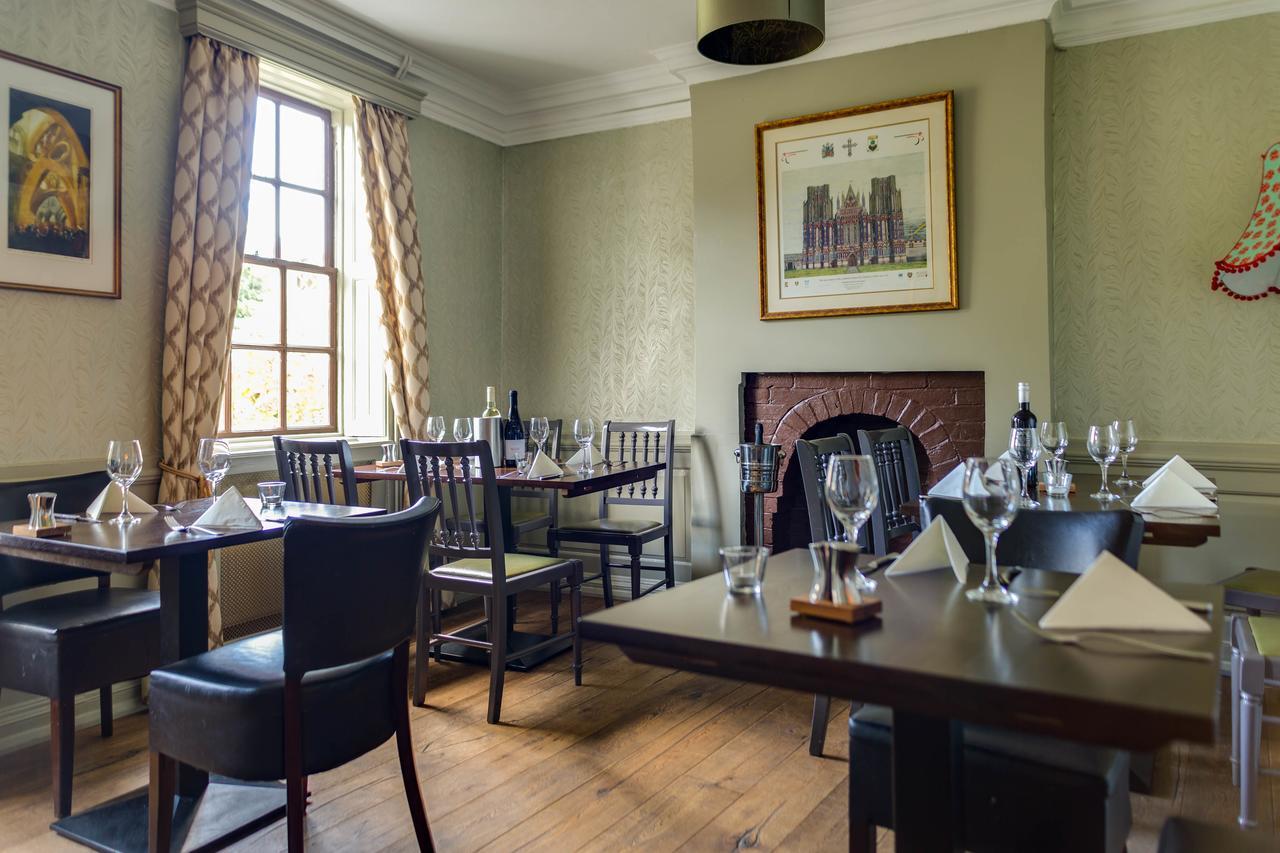 The Ancient Gatehouse & Rugantino Restaurant 3* Wells
