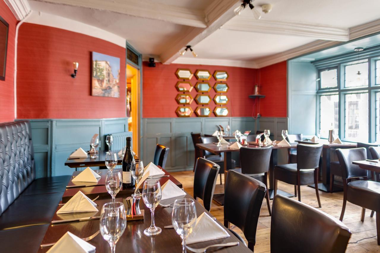 The Ancient Gatehouse & Rugantino Restaurant 3* Wells